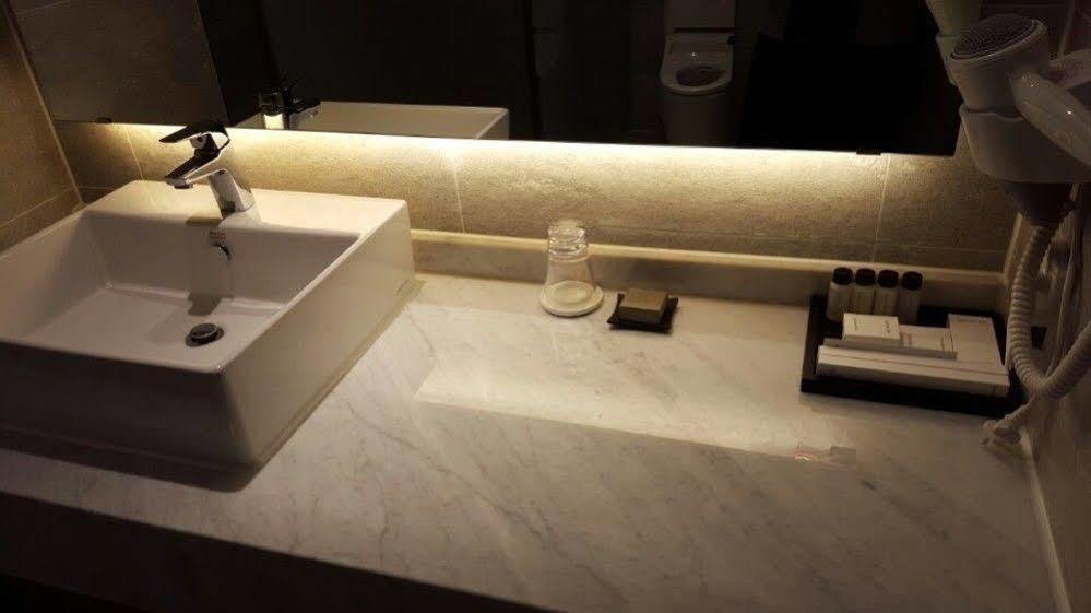 ג'ינג'ו J Square Hotel And Wedding מראה חיצוני תמונה